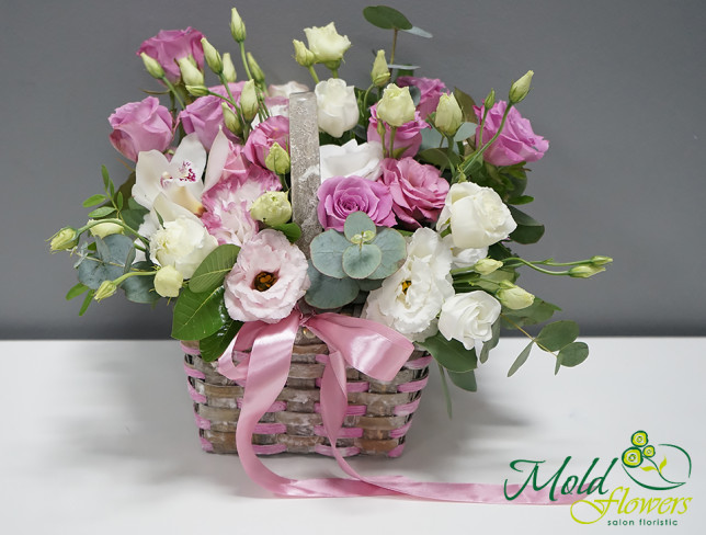 Корзинка с белой орхидеей, фиолетовами розами и эустомой Фото